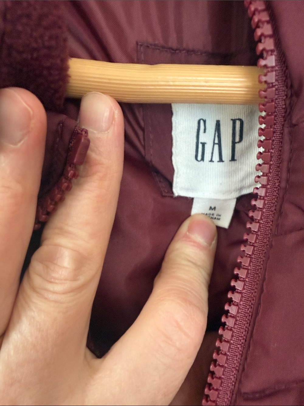 GAP Quilted Vest in Maroon medium - Picture 2 of 6